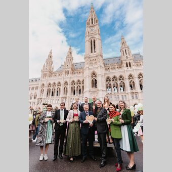 Astrid Steharnig-Staudinger (ÖW-Chefin), BM Martin Polaschek, LR Barbara Eibinger-Miedl, LH und Bürgermeister Michael Ludwig, LH Christopher Drexler, StS Susanne Kraus-Winkler, Weinhoheit Sophie,  von links oben: Narzissenkönigin Michaela, Michael Feiertag (GF Steiermark Tourismus und Standormarketing/STG)  LH-Stv. Anton Lang, Blumenkönigin Verena | © STG | Michaela Lorber