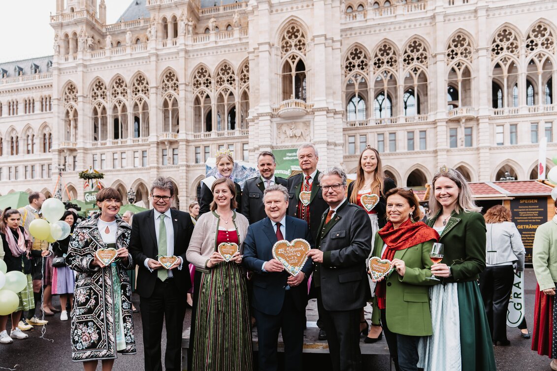 Astrid Steharnig-Staudinger (ÖW-Chefin), BM Martin Polaschek, LR Barbara Eibinger-Miedl, LH und Bürgermeister Michael Ludwig, LH Christopher Drexler, StS Susanne Kraus-Winkler, Weinhoheit Sophie,  von links oben: Narzissenkönigin Michaela, Michael Feiertag (GF Steiermark Tourismus und Standormarketing/STG)  LH-Stv. Anton Lang, Blumenkönigin Verena | © STG | Michaela Lorber | © STG | Michaela Lorber