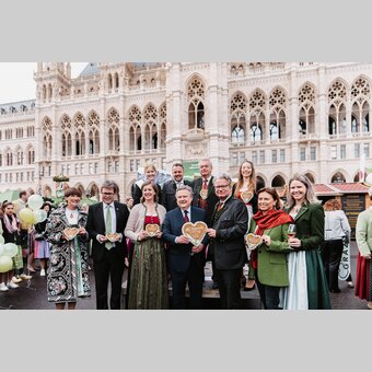 Astrid Steharnig-Staudinger (ÖW-Chefin), BM Martin Polaschek, LR Barbara Eibinger-Miedl, LH und Bürgermeister Michael Ludwig, LH Christopher Drexler, StS Susanne Kraus-Winkler, Weinhoheit Sophie,  von links oben: Narzissenkönigin Michaela, Michael Feiertag (GF Steiermark Tourismus und Standormarketing/STG)  LH-Stv. Anton Lang, Blumenkönigin Verena | © STG | Michaela Lorber