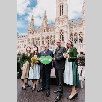 Weinhoheiten Sophie und Marlene, LH und Bürgermeister Michael Ludwig, LH Christopher Drexler und Narzissenhoheit Michaela.  | © STG | Michaela Lorber