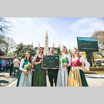 Wir freuen uns auf den Steiermark-Frühling 2025 von 3.-6. April 2025: Landesrätin Barbara Eibinger-Miedl und STG-GF Michael Feiertag mit den drei Weinhoheiten geben den 2025er-Termin bekannt.  | © WSI GmbH | © STG | WSI Agentur