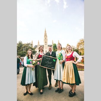 Wir freuen uns auf den Steiermark-Frühling 2025 von 3.-6. April 2025: Landesrätin Barbara Eibinger-Miedl und STG-GF Michael Feiertag mit den drei Weinhoheiten geben den 2025er-Termin bekannt.  | © WSI GmbH | © STG | WSI Agentur