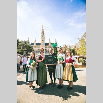 Wir freuen uns auf den Steiermark-Frühling 2025 von 3.-6. April 2025: Landesrätin Barbara Eibinger-Miedl und STG-GF Michael Feiertag mit den drei Weinhoheiten geben den 2025er-Termin bekannt.  | © WSI GmbH | © STG | WSI Agentur