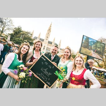 Wir freuen uns auf den Steiermark-Frühling 2025 von 3.-6. April 2025: Landesrätin Barbara Eibinger-Miedl und STG-GF Michael Feiertag mit den drei Weinhoheiten geben den 2025er-Termin bekannt.  | © WSI GmbH | © STG | WSI Agentur