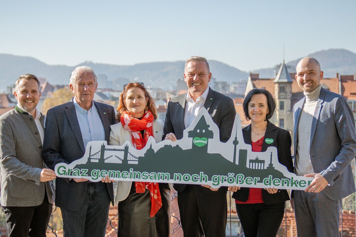 Zusammen Graz noch größer denken. Bild Gruppe 6 Personen von links: Michael Feiertag (GF STG), Dr. Helmut Marko (Hotelier und Motorsport-Legende), Susanne Haubenhofer (GF Erlebnisregion Graz), Landeshauptmann Mario Kunasek, Sylvia Loidolt (Vorsitzende Erlebnisregion Graz), Alexander Gerlach (Hotelier) | © STG | Jaden Gynes