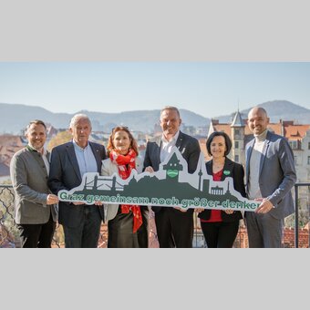 Zusammen Graz noch größer denken. Bild Gruppe 6 Personen von links: Michael Feiertag (GF STG), Dr. Helmut Marko (Hotelier und Motorsport-Legende), Susanne Haubenhofer (GF Erlebnisregion Graz), Landeshauptmann Mario Kunasek, Sylvia Loidolt (Vorsitzende Erlebnisregion Graz), Alexander Gerlach (Hotelier) | © STG | Jaden Gynes