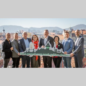 Bild Gruppe von links: Michael Schunko (Vors.-Stv. Erlebnisregion Graz), Michael Feiertag (GF STG), Dr. Helmut Marko (Hotelier und Motorsport-Legende), Susanne Haubenhofer (GF Erlebnisregion Graz), Landeshauptmann Mario Kunasek, Sylvia Loidolt (Vorsitzende Erlebnisregion Graz), Thomas Apfelthaler (Finanzreferent Erlebnisregion Graz), Alexander Gerlach (Hotelier). | © STG | Jaden Gynes