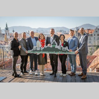 Bild Gruppe von links: Michael Schunko (Vors.-Stv. Erlebnisregion Graz), Michael Feiertag (GF STG), Dr. Helmut Marko (Hotelier und Motorsport-Legende), Susanne Haubenhofer (GF Erlebnisregion Graz), Landeshauptmann Mario Kunasek, Sylvia Loidolt (Vorsitzende Erlebnisregion Graz), Thomas Apfelthaler (Finanzreferent Erlebnisregion Graz), Alexander Gerlach (Hotelier). | © STG | Jaden Gynes