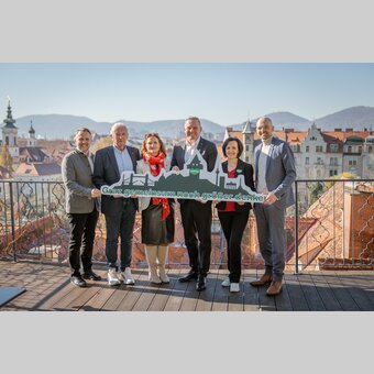 Zusammen Graz noch größer denken. Bild Gruppe 6 Personen von links: Michael Feiertag (GF STG), Dr. Helmut Marko (Hotelier und Motorsport-Legende), Susanne Haubenhofer (GF Erlebnisregion Graz), Landeshauptmann Mario Kunasek, Sylvia Loidolt (Vorsitzende Erlebnisregion Graz), Alexander Gerlach (Hotelier) | © STG | Jaden Gynes