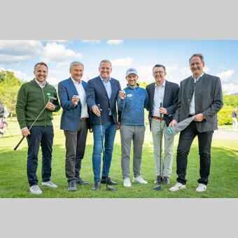 von links: STG-Geschäftsführer Michael Feiertag, Karl Fussi (Tourismusvorstand des Steirischen Golfverbandes), Landeshauptmann Mario Kunasek, Profispieler Lukas Nemecz, Dr. Kurt Klein (Präsident Steirischer Golfverband), Mag. Klaus Geyrhofer (Geschäftsführer Murhof Holding) | © STG | Jaden Gynes