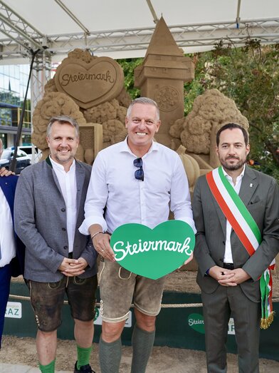 Sechs Personen Sandskulptur von links: Massimo Ambrosin (Kommunalpolitiker), Pierfrancesco Contarini (Präs. Hoteliersvereinigung AJA Jesolo), Michael Feiertag (GF STG), Landeshauptmann Mario Kunasek, Christofer De Zotti (Bürgermeister Jesolo), Angelo Faloppa (Hoteliersvereinigung) vor der Steiermark-Sandskulptur | © STG | Markus Tischhart