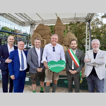 Sechs Personen Sandskulptur von links: Massimo Ambrosin (Kommunalpolitiker), Pierfrancesco Contarini (Präs. Hoteliersvereinigung AJA Jesolo), Michael Feiertag (GF STG), Landeshauptmann Mario Kunasek, Christofer De Zotti (Bürgermeister Jesolo), Angelo Faloppa (Hoteliersvereinigung) vor der Steiermark-Sandskulptur | © STG | Markus Tischhart