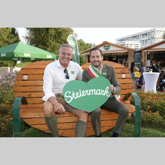 Zwei Personen von links: Landeshauptmann Mario Kunasek, Christofer De Zotti (Bürgermeister Jesolo) | © Markus Tischhart