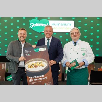 STG-Geschäftsführer Michael Feiertag, Landeshauptmann Mario Kunasek und Chefkoch Willi Haider präsentieren die ausgezeichneten Kulinarium Steiermark-Betriebe 2025-2028 | © STG | Erwin Scheriau