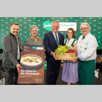 STG-Geschäftsführer Michael Feiertag, Landeshauptmann Mario Kunasek und Chefkoch Willi Haider präsentieren die ausgezeichneten Kulinarium Steiermark-Betriebe 2025-2028: Seit Beginn 2006 durchgehend ausgezeichnet llse Blachfellner-Mohri (Der Eberhard) und neu seit 2025 dabei Lisa Rainer (der trautentalwirt) | © STG | Erwin Scheriau
