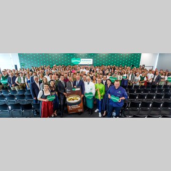 Die ausgezeichneten Kulinarium Steiermark-Betriebe für die Periode 2025-2028, in der Mitte Landesrat Stefan Hermann, STG-Geschäftsführer Michael Feiertag, Landeshauptmann Mario Kunasek und Chefkoch Willi Haider | © STG | Erwin Scheriau