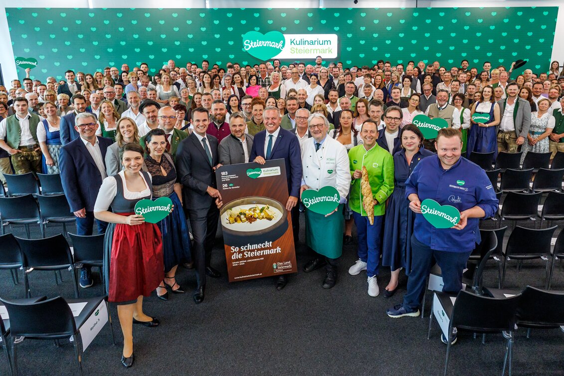 Die ausgezeichneten Kulinarium Steiermark-Betriebe für die Periode 2025-2028, in der Mitte Landesrat Stefan Hermann, STG-Geschäftsführer Michael Feiertag, Landeshauptmann Mario Kunasek und Chefkoch Willi Haider | © STG | Erwin Scheriau