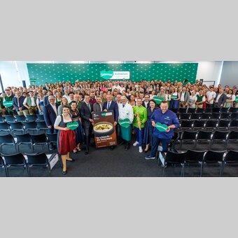 Die ausgezeichneten Kulinarium Steiermark-Betriebe für die Periode 2025-2028, in der Mitte Landesrat Stefan Hermann, STG-Geschäftsführer Michael Feiertag, Landeshauptmann Mario Kunasek und Chefkoch Willi Haider | © STG | Erwin Scheriau