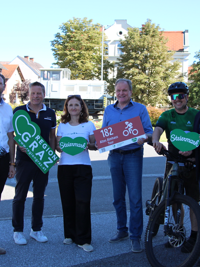 Bernd Gratzer (BM Kainach), Thomas Apfelthaler (Finanzreferent Erlebnisregion Graz), Susanne Haubenhofer (GF Erlebnisregion Graz), Erwin Dirnberger (LEADER Obmann), Michael Feiertag (GF Steirische Tourismus und Standortmarketing Gmbh) und Helmut Linhart (BM Köflach) | © Region Graz | Vanessa Züttl