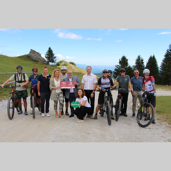Glücklich am Alten Almhaus angekommen:  Mountainbiker rund um Elfriede Pfeifenberger (LEADER Managerin Lipizzanerheimat)  und Susanne Haubenhofer (GF der Erlebnisregion Graz) | © Region Graz | Vanessa Züttl