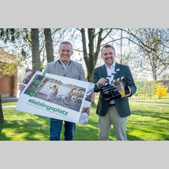 Landeshauptmann Mario Kunasek und STG-Geschäftsführer Michael Feiertag machen Gusto auf den Steiermark-Urlaub 2025. | © STG | Jaden Gynes
