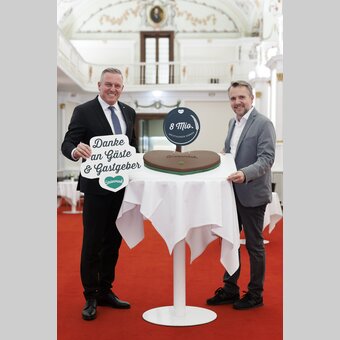 Große Freude bringt die Jahres- und Sommerbilanz 2025:  Landeshauptmann Mario Kunasek und Michael Feiertag, Geschäftsführer Steirische Tourismus und Standortmarketing GmbH | © STG | Erwin Scheriau