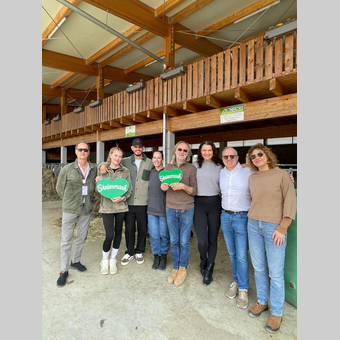 Gruppe von links: Giles Brochard/FRAU, Cheyenne Ochsenknecht und Nino Sifkovits als Gastgeber am Chianinahof, Rebecca Rhoades/CAN, Gerald Sifkovits vom Chianinahof, Laura de Grave/NL, Frank Heylen/Belgien, Greta Contardo/ITA. | © STG