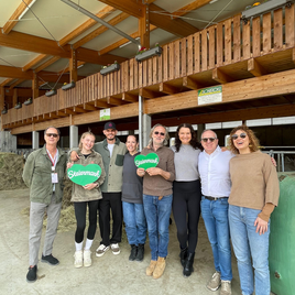 Auf den steirischen Geschmack gekommen, z. B. am Chianinahof. Gruppe von links:Giles Brochard/FRAU, Cheyenne Ochsenknecht und Nino Sifkovits als Gastgeber am Chianinahof, Rebecca Rhoades/CAN, Gerald Sifkovits vom Chianinahof, Laura de Grave/NL, Frank Heylen/Belgien, Greta Contardo/ITA.