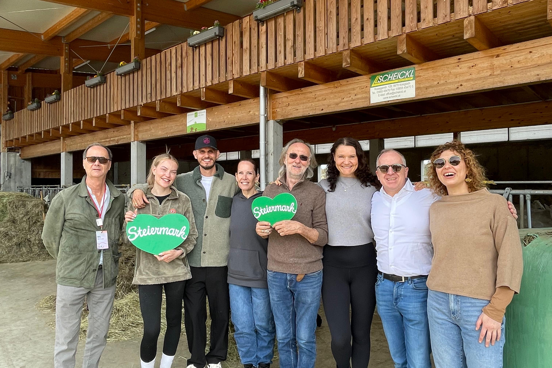 Auf den steirischen Geschmack gekommen, z. B. am Chianinahof. Gruppe von links:Giles Brochard/FRAU, Cheyenne Ochsenknecht und Nino Sifkovits als Gastgeber am Chianinahof, Rebecca Rhoades/CAN, Gerald Sifkovits vom Chianinahof, Laura de Grave/NL, Frank Heylen/Belgien, Greta Contardo/ITA. | © STG