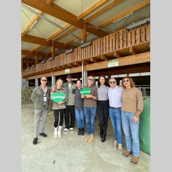 Auf den steirischen Geschmack gekommen, z. B. am Chianinahof. Gruppe von links:Giles Brochard/FRAU, Cheyenne Ochsenknecht und Nino Sifkovits als Gastgeber am Chianinahof, Rebecca Rhoades/CAN, Gerald Sifkovits vom Chianinahof, Laura de Grave/NL, Frank Heylen/Belgien, Greta Contardo/ITA. | © STG