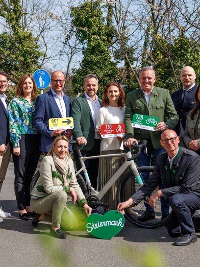 Stehend von links: Ute Gurdet (GF Hochsteiermark), Isabella Painhapp (GF Erlebnisregion Murtal), Jaqueline Egger (GF Gesäuse),  Mathias Schattleitner (GF Schladming-Dachstein), Susanne Haubenhofer (GF Erlebnisregion Graz), Michael Feiertag (GF STG), Landeshauptmann Mario Kunasek,  Nicole Reiterer (GF Südsteiermark), Stefan Schindler (GF Oststeiermark), Christian Contola (GF Thermen- & Vulkanland),  Hockerlnd von links: Lukas Bencsics (GF Murau), Pamela Binder (GF Ausseerland Salzkammergut),  Markus Leitner (GF Erzberg Leoben) | © STG I Erwin Scheriau | Erwin Scheriau