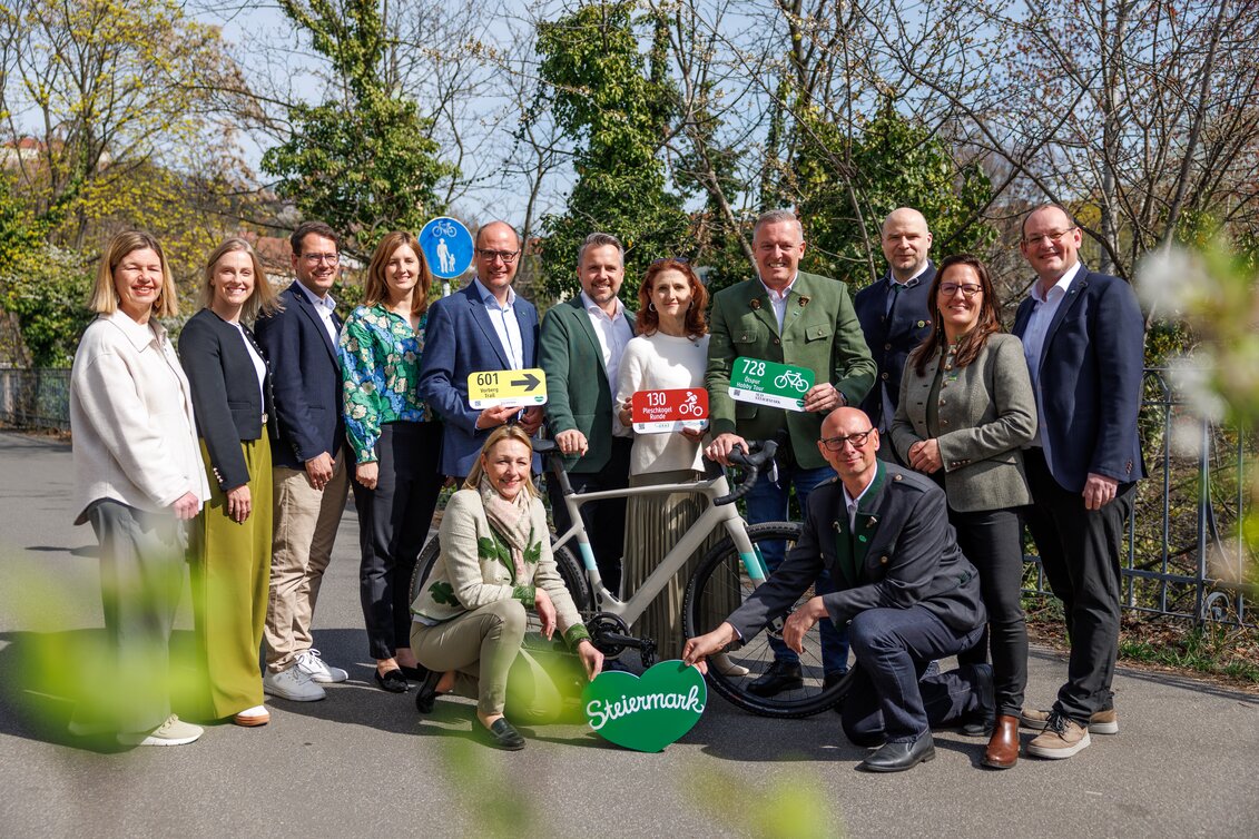 Stehend von links: Ute Gurdet (GF Hochsteiermark), Isabella Painhapp (GF Erlebnisregion Murtal), Jaqueline Egger (GF Gesäuse),  Mathias Schattleitner (GF Schladming-Dachstein), Susanne Haubenhofer (GF Erlebnisregion Graz), Michael Feiertag (GF STG), Landeshauptmann Mario Kunasek,  Nicole Reiterer (GF Südsteiermark), Stefan Schindler (GF Oststeiermark), Christian Contola (GF Thermen- & Vulkanland),  Hockerlnd von links: Lukas Bencsics (GF Murau), Pamela Binder (GF Ausseerland Salzkammergut),  Markus Leitner (GF Erzberg Leoben) | © STG I Erwin Scheriau | Erwin Scheriau