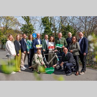 Stehend von links: Ute Gurdet (GF Hochsteiermark), Isabella Painhapp (GF Erlebnisregion Murtal), Jaqueline Egger (GF Gesäuse),  Mathias Schattleitner (GF Schladming-Dachstein), Susanne Haubenhofer (GF Erlebnisregion Graz), Michael Feiertag (GF STG), Landeshauptmann Mario Kunasek,  Nicole Reiterer (GF Südsteiermark), Stefan Schindler (GF Oststeiermark), Christian Contola (GF Thermen- & Vulkanland),  Hockerlnd von links: Lukas Bencsics (GF Murau), Pamela Binder (GF Ausseerland Salzkammergut),  Markus Leitner (GF Erzberg Leoben) | © STG I Erwin Scheriau | Erwin Scheriau