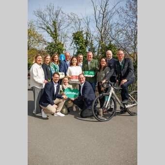 Stehend von links: Ute Gurdet (GF Hochsteiermark), Isabella Painhapp (GF Erlebnisregion Murtal), Jaqueline Egger (GF Gesäuse),  Mathias Schattleitner (GF Schladming-Dachstein), Susanne Haubenhofer (GF Erlebnisregion Graz), Michael Feiertag (GF STG), Landeshauptmann Mario Kunasek,  Nicole Reiterer (GF Südsteiermark), Stefan Schindler (GF Oststeiermark), Christian Contola (GF Thermen- & Vulkanland),  Hockerlnd von links: Lukas Bencsics (GF Murau), Pamela Binder (GF Ausseerland Salzkammergut),  Markus Leitner (GF Erzberg Leoben) | © STG I Erwin Scheriau | Erwin Scheriau