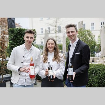 3 Herz-Winzer und ihre Herz-Weine 2026 von links: Mathias Weber (Weingut Weber/St. Stefan/Stainz) mit Schilcher-Sieger aus der Weststeiermark, Stefanie Leitner (Weingut Leitner/Ilztal) mit Weißburgunder-Sieger aus dem Vulkanland, Andreas Lobe für das Landesweingut Silberberg/Leibnitz mit Sauvignon-Blanc-Sieger aus der Südsteiermark. | © STG I Erwin Scheriau | Erwin Scheriau