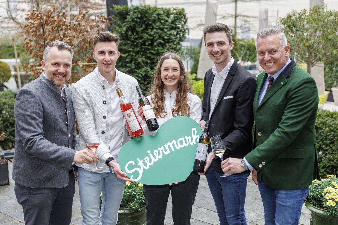 Gruppe von links: Michael Feiertag (GF Steiermark Tourismus), Mathias Weber (Weingut Weber/St. Stefan/Stainz) mit Schilchersieger, Stefanie Leitner (Weingut Leitner/Ilztal) mit Weißburgunder-Sieger, Andreas Lobe für das Landesweingut Silberberg/Leibnitz mit Sauvignon-Blanc-Sieger und Landeshauptmann Mario Kunasek mit den Herz-Weinen 2026. | © STG I  Erwin Scheriau | Erwin Scheriau