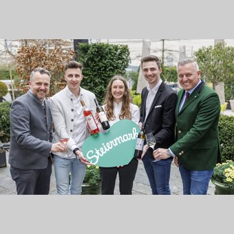 Gruppe von links: Michael Feiertag (GF Steiermark Tourismus), Mathias Weber (Weingut Weber/St. Stefan/Stainz) mit Schilchersieger, Stefanie Leitner (Weingut Leitner/Ilztal) mit Weißburgunder-Sieger, Andreas Lobe für das Landesweingut Silberberg/Leibnitz mit Sauvignon-Blanc-Sieger und Landeshauptmann Mario Kunasek mit den Herz-Weinen 2026. | © STG I  Erwin Scheriau | Erwin Scheriau