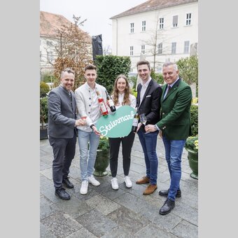 Gruppe von links: Michael Feiertag (GF Steiermark Tourismus), Mathias Weber (Weingut Weber/St. Stefan/Stainz) mit Schilchersieger, Stefanie Leitner (Weingut Leitner/Ilztal) mit Weißburgunder-Sieger, Andreas Lobe für das Landesweingut Silberberg/Leibnitz mit Sauvignon-Blanc-Sieger und Landeshauptmann Mario Kunasek mit den Herz-Weinen 2026. | © STG I Erwin Scheriau | Erwin Scheriau