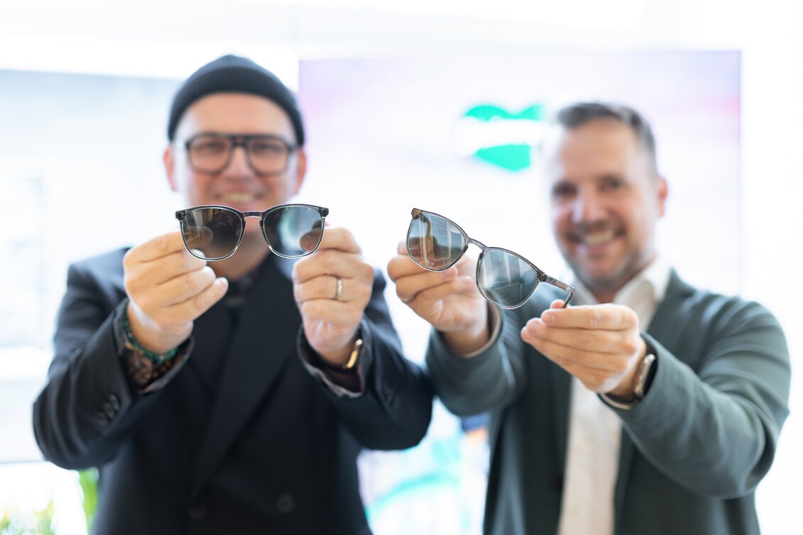 Wolfgang Scheucher (Andy Wolf) und Michael Feiertag (GF Steiermark Tourismus) mit den neuen Steiermark-Sonnenbrillen Andy im Brillenquartier in der Hans-Sachs-Gasse in Graz.  | © STG I Harry Schiffer | Harry Schiffer Photodesign
