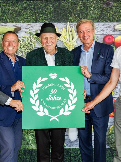 von links: Die STG-GFs, die mit Johann Lafer in den 30 Jahren  zusammengearbeitet haben: Michael Feieratag, Arthur Oberascher, Wolfgang Eltner und Georg Bliem mit Johann Lafer (Mitte) | © SYMBOL