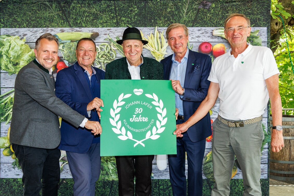 von links: Die STG-GFs, die mit Johann Lafer in den 30 Jahren  zusammengearbeitet haben: Michael Feieratag, Arthur Oberascher, Wolfgang Eltner und Georg Bliem mit Johann Lafer (Mitte) | © SYMBOL
