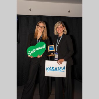 Abgeräumt! Lara Sele und Sarah Nussbaumer nehmen den gemeinsamen Preis für Kärnten Werbung und Steiermark Tourismus in Hamburg entgegen. | © Diana Mantel