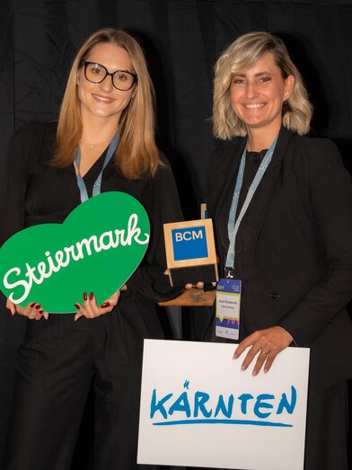 Abgeräumt! Lara Sele und Sarah Nussbaumer nehmen den gemeinsamen Preis für Kärnten Werbung und Steiermark Tourismus in Hamburg entgegen. | © Diana Mantel