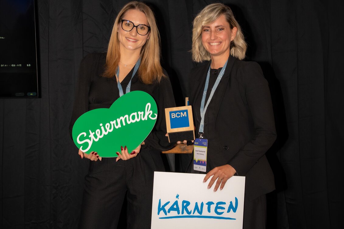 Abgeräumt! Lara Sele und Sarah Nussbaumer nehmen den gemeinsamen Preis für Kärnten Werbung und Steiermark Tourismus in Hamburg entgegen. | © Diana Mantel