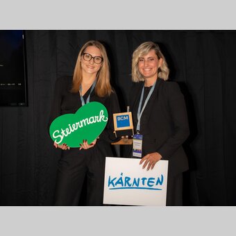 Abgeräumt! Lara Sele und Sarah Nussbaumer nehmen den gemeinsamen Preis für Kärnten Werbung und Steiermark Tourismus in Hamburg entgegen. | © Diana Mantel