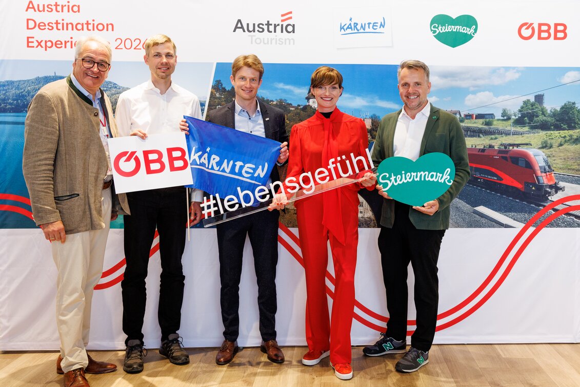Gruppenfoto v.l.n.r.: Oskar Hinteregger (Head of Markets Hungary, Romania, Slovakia, Slovenia, Croatia in der Österreich Werbung), Thomas Schönig (Linienmanager Fernverkehr und Tourismuskooperationen, ÖBB-PV AG), Christopher Enzi (Marktmanagement und Presse PL/HU/HR/SI, Kärnten Werbung), Astrid Steharnig-Staudinger (Geschäftsführerin Österreich Werbung), Michael Feiertag (Geschäftsführer Steiermark Tourismus) | © Österreich Werbung | Erwin Scheriau