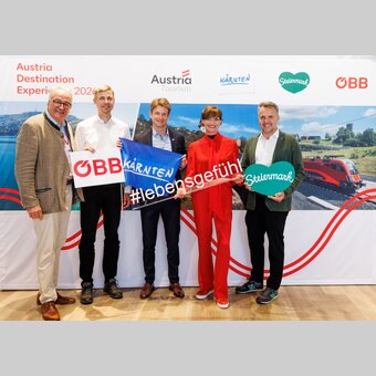 Gruppenfoto v.l.n.r.: Oskar Hinteregger (Head of Markets Hungary, Romania, Slovakia, Slovenia, Croatia in der Österreich Werbung), Thomas Schönig (Linienmanager Fernverkehr und Tourismuskooperationen, ÖBB-PV AG), Christopher Enzi (Marktmanagement und Presse PL/HU/HR/SI, Kärnten Werbung), Astrid Steharnig-Staudinger (Geschäftsführerin Österreich Werbung), Michael Feiertag (Geschäftsführer Steiermark Tourismus) | © Österreich Werbung | Erwin Scheriau