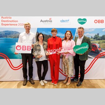 Gruppenfoto v.l.n.r.: Thomas Schönig (Linienmanager Fernverkehr und Tourismuskooperationen, ÖBB-PV AG), Sylvia Loidolt (Vorsitzende Erlebnisregion Graz), Astrid Steharnig-Staudinger (Geschäftsführerin Österreich Werbung), Susanne Haubenhofer (Geschäftsführerin Erlebnisregion Graz), Michael Feiertag (Geschäftsführer Steiermark Tourismus) | © Österreich Werbung | Erwin Scheriau