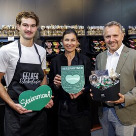 Johannes und Julia Felber gemeinsam mit STG-GF Michael Feiertag im neuen Felber-Shopmit Schokolade-Auswahl.