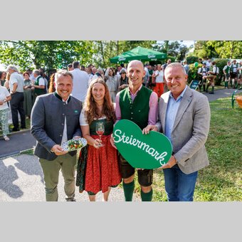 von links: STG-Geschäftsführer Michael Feiertag, Stefanie Leitner (Weingut Leitner, Ilztal), Landesrat Willibald Ehrenhöfer und Landeshauptmann Mario Kunasek eröffnen nicht nur die Grüne Nacht, sondern die Urlaubssaison in der Steiermark. | © STG | Erwin Scheriau
